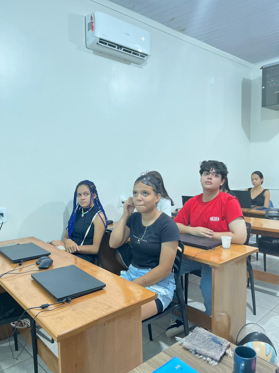 jovem apresentando seu trabalho de projeto de vida em sala de aula