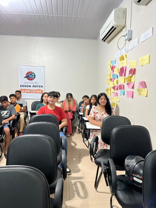 Jovens reunidos para a conclusão do curso