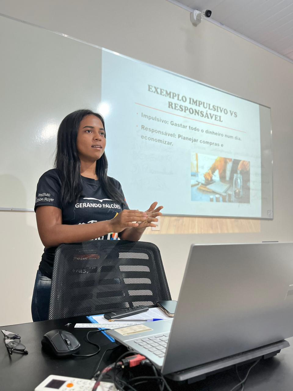 Professora Welima ministrando uma aula aos alunos